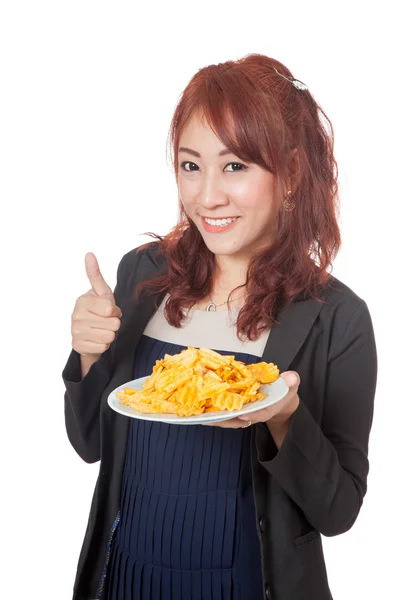 Smiling Asian girl thumbs up to potato chips — Stock Photo, Image