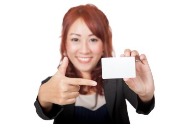 Asyalı office kız mutlu kart bir boş kartı odak noktasına