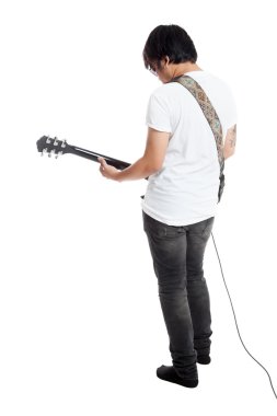 Gitar çalmak Asya adam arkasında