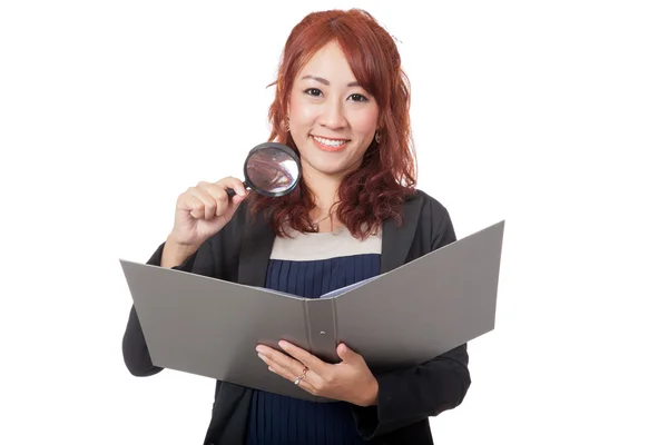 Asiatiska kontor tjej använda förstoringsglas kontrollera om en mapp och smi — Stockfoto