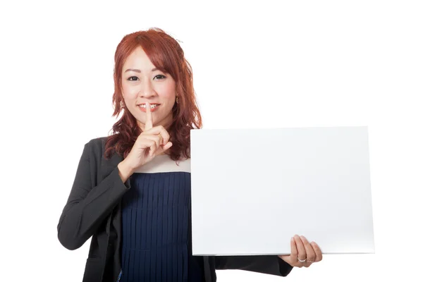 Азиатская офисная девушка показывает знак молчания рукой с пустым знаком — стоковое фото