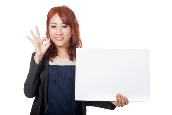 Šťastný Asiatka office Zobrazit prázdný znak a Ok podepsat s ní h — Stock fotografie