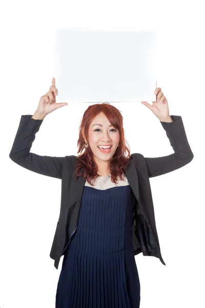 Asiática oficina chica hold un blanco signo con ambos mano sobre su cabeza —  Fotos de Stock