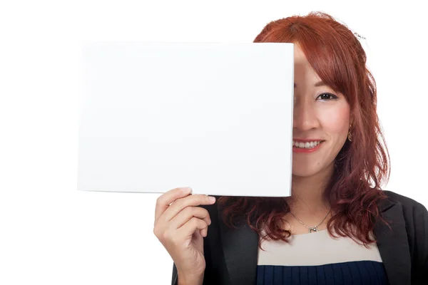 Asiática oficina chica sonrisa cerrar la mitad de su cara con blanco signo — Foto de Stock