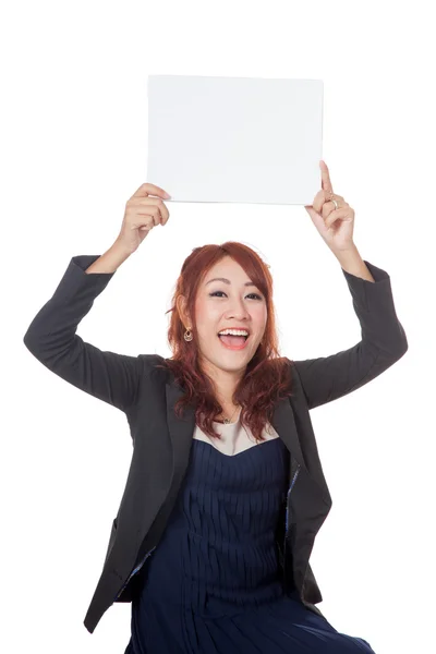 Asyalı office kız heyecanlı boyundan büyük boş bir işaret göster — Stok fotoğraf