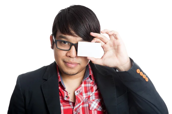Ασιατική άνθρωπο να κλείσει το μάτι του με μια κενή κάρτα — Φωτογραφία Αρχείου