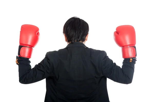 Espalda de hombre de negocios asiático usar guantes de boxeo — Foto de Stock