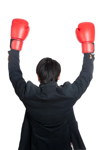 Asiatischer Mann trägt Boxhandschuhe und hebt die Hände — Stockfoto