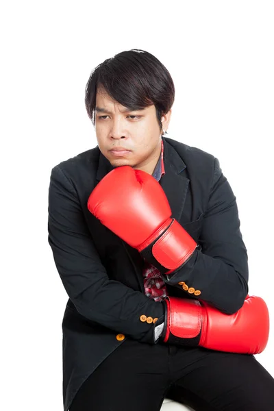 Asiatischer Mann trägt Boxhandschuhe und denkt an etwas — Stockfoto