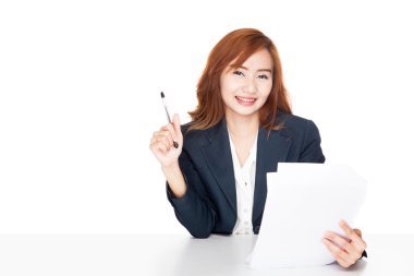 Asyalı office belge ve gülümseme okuma kız