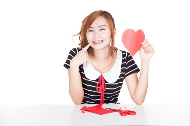 Asyalı kız göster: Kalp şekli kağıt