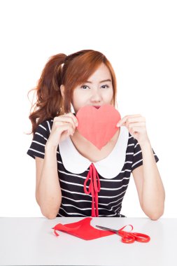 Asyalı kız göster: Kalp şekli kağıt