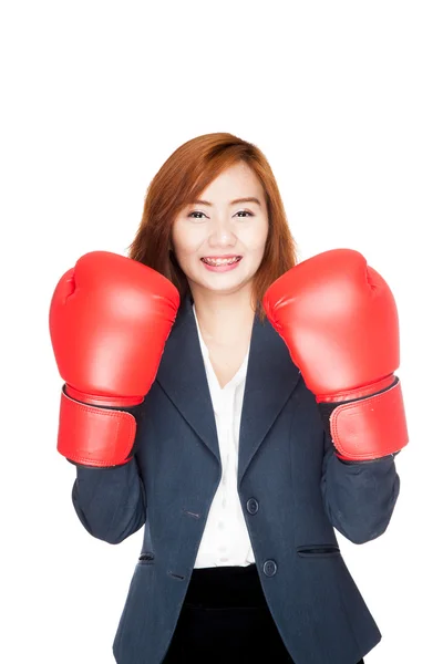 Mujer de negocios asiática con guante de boxeo —  Fotos de Stock