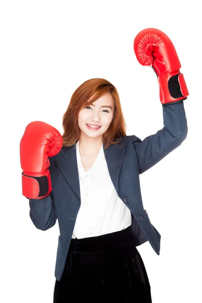 Sucesso Asiática empresária com luva de boxe — Fotografia de Stock