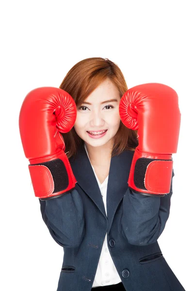 Asiatique femme d'affaires garde avec gant de boxe — Photo