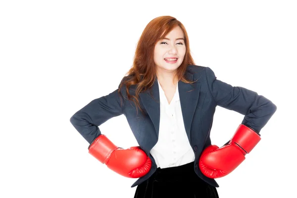 Asian businesswoman arms akimbo with boxing glove — Stock Photo, Image
