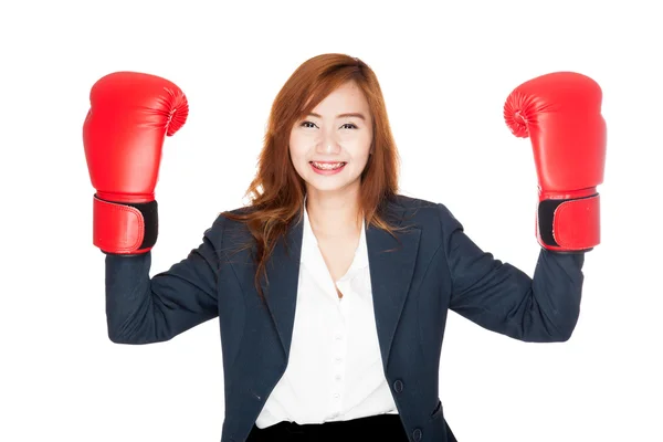 Asiatiska affärskvinna med boxning handske Visa sin nävar — Stockfoto