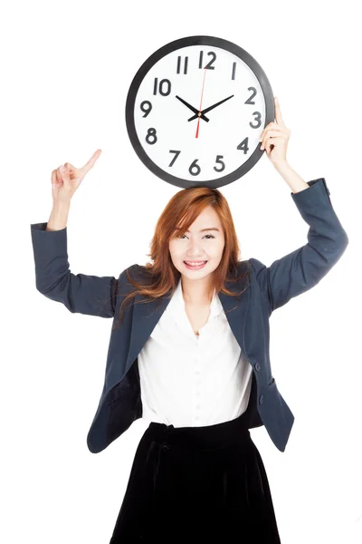 Asian businesswoman point to clock over head — Stock Photo, Image