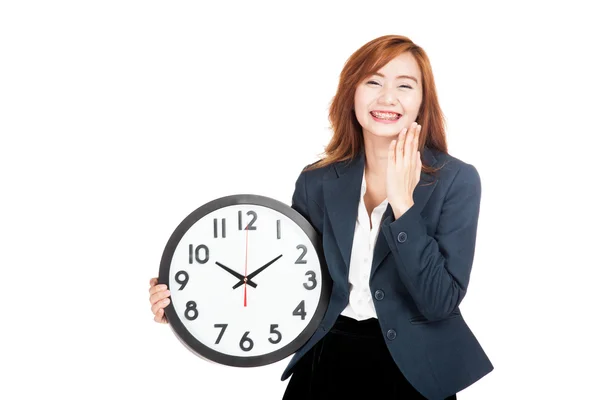 Happy Asian businesswoman laughing with a clock — Stock Photo, Image