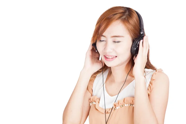 Asiática chica cerrar sus ojos escuchar música — Foto de Stock