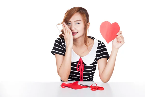 Felice ragazza asiatica tenere carta a forma di cuore — Foto Stock