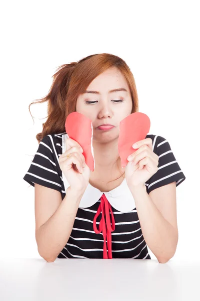 Triste asiatico ragazza strappo cuore forma carta — Foto Stock