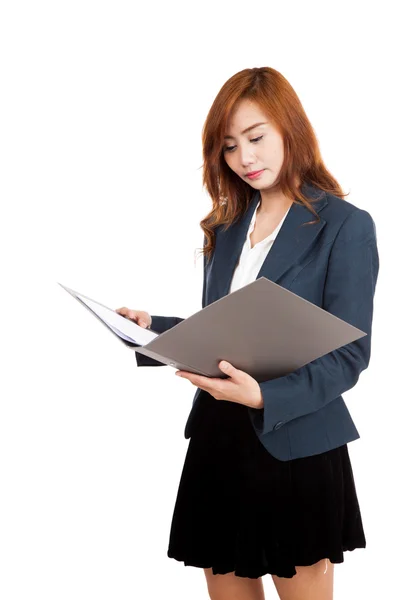 Азиатская девушка офиса читать данные по папке — стоковое фото