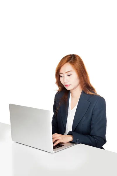 Азиатская офисная девушка работает на ноутбуке — стоковое фото