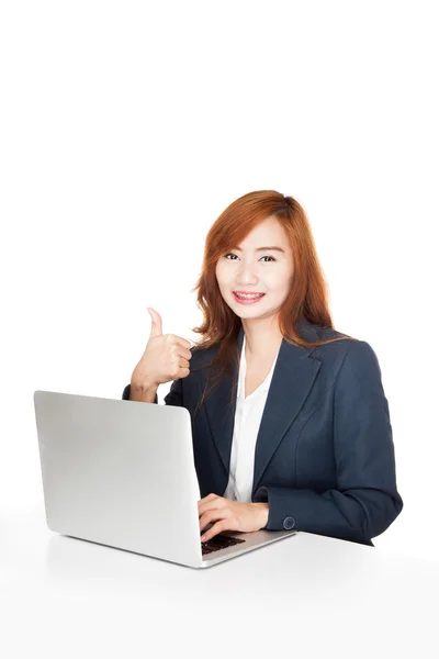 Азиатская девушка из офиса показывает большие пальцы вверх с ноутбуком PC — стоковое фото