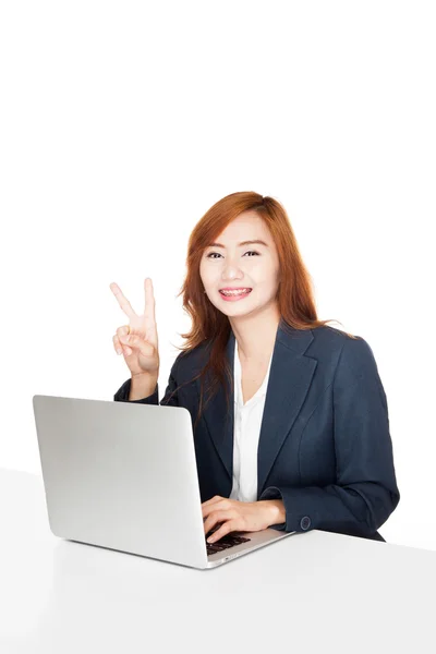Asian office girl show victory sign with notebook PC — Stock Photo, Image