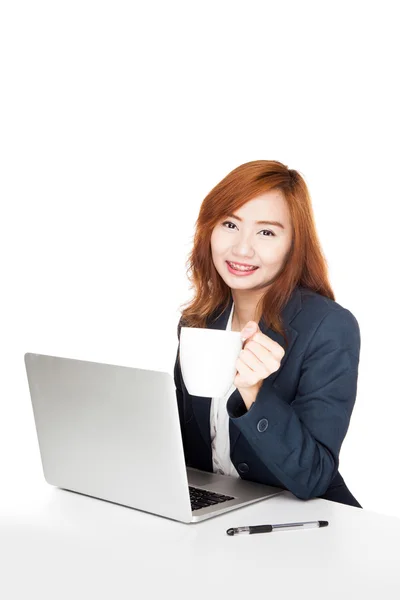 Asiática oficina chica sonrisa hold un taza de café —  Fotos de Stock