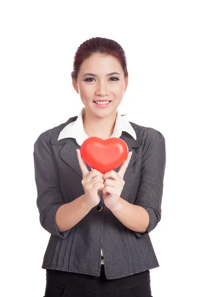Asiática mujer de negocios mostrar rojo corazón y sonrisa —  Fotos de Stock