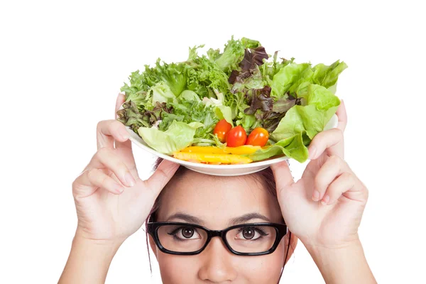 Close up donna asiatica con insalata ciotola sopra la testa — Foto Stock