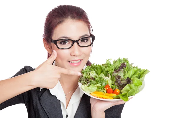 Азиатская деловая женщина указывает на салат — стоковое фото