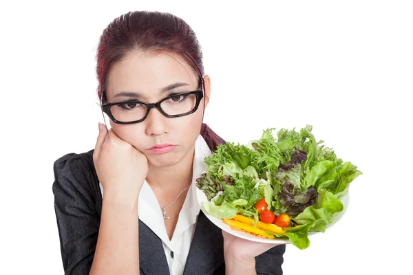 Asya iş kadını salata kasesi ile sıkılmış