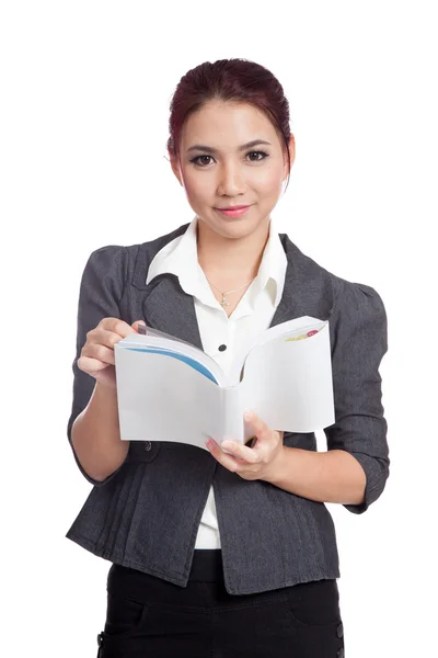 Asiatico business donna sorriso con un libro — Foto Stock