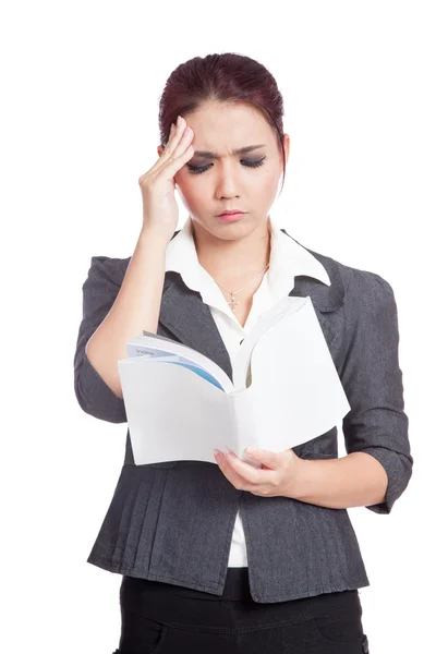 Asiatique femme d'affaires maux de tête avec un livre — Photo