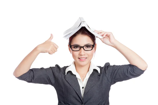 Asiatiska affärskvinna visar tummen upp med en bok på huvudet — Stockfoto