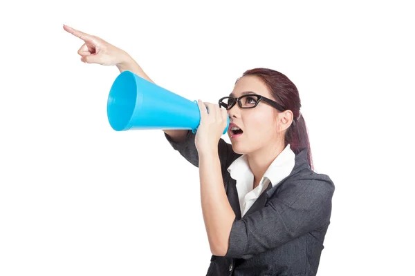 Asiatique femme d'affaires en colère crier et pointer avec mégaphone — Photo