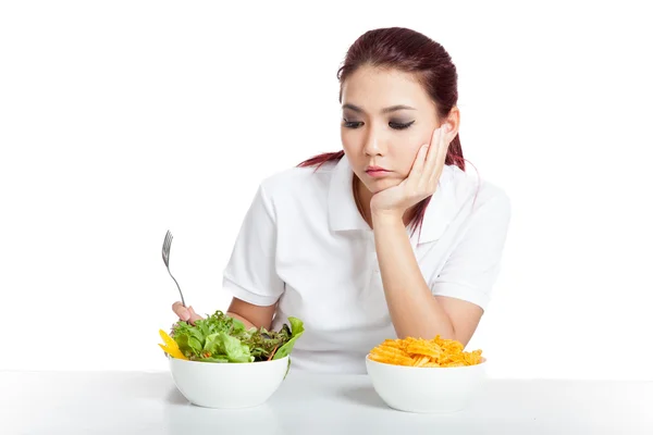 Asiatische Mädchen gefüttert nach oben mit Chips und Salat — Stockfoto