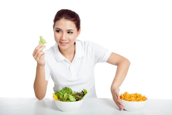 Aziatisch meisje glimlach voor salade duw weg chips — Stockfoto
