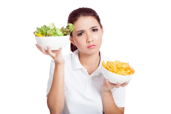 Menina asiática peso batatas fritas ou salada — Fotografia de Stock