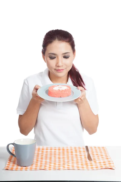 Menina asiática cheiro bolo de morango e sorriso — Fotografia de Stock