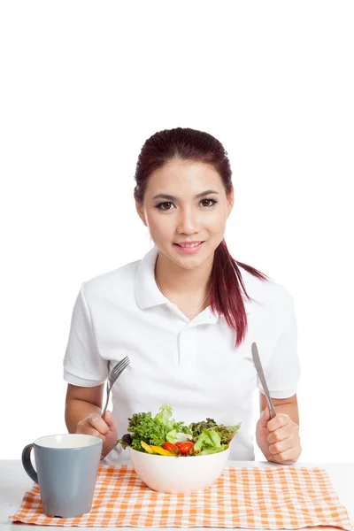 Menina asiática feliz comer salada — Fotografia de Stock