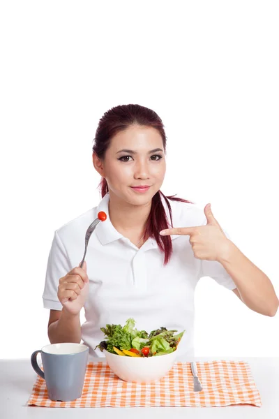 Asiática chica comer ensalada con señalando la mano signo —  Fotos de Stock