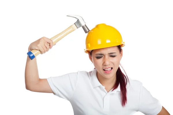 Aziatische ingenieur meisje hit een hamer op haar veiligheidshelm — Stockfoto