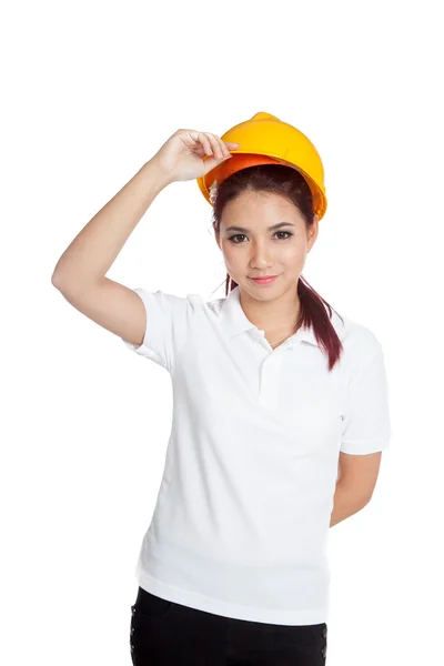 Inżynier azjatycki girl podjąć z kasków ochronnych — Zdjęcie stockowe