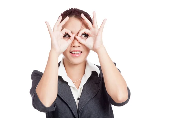 Asiática mujer de negocios hacer divertido doble OK signo como gafas — Foto de Stock