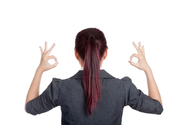 Vue arrière de femme d'affaires asiatique montrer double OK signe de la main — Photo
