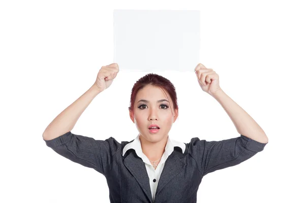 Asiática mujer de negocios sorpresa mostrar un signo en blanco sobre su cabeza —  Fotos de Stock